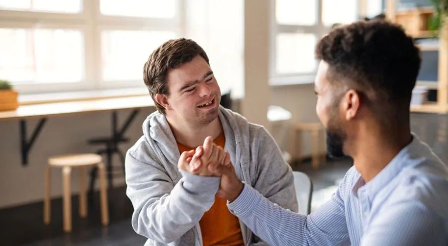 zwei Menschen halten sich die Hand