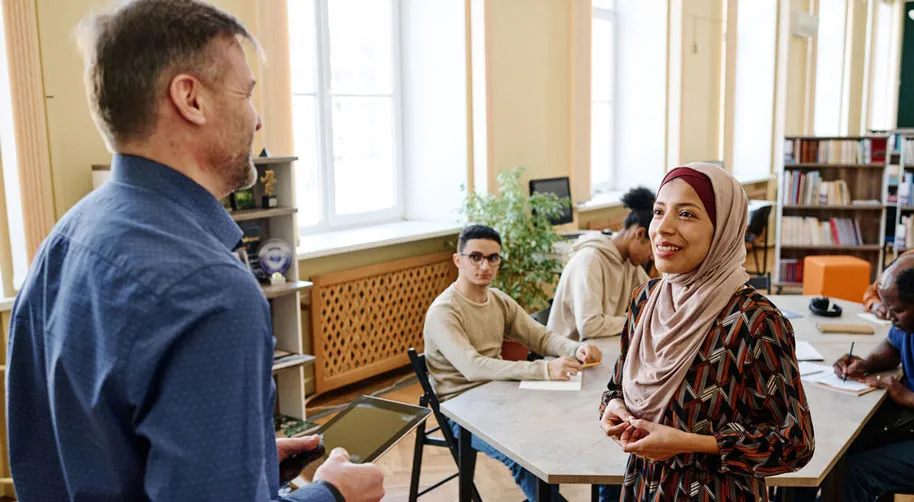 eine Gruppe von Menschen mit Migrationshintergrund in einer Arbeitsgruppe